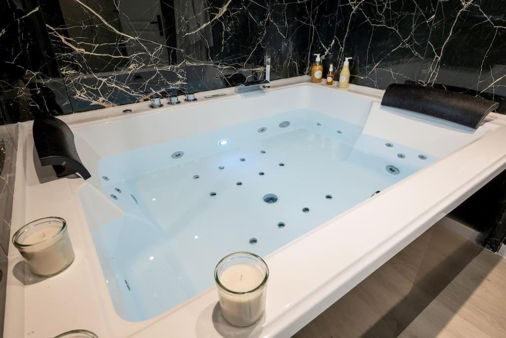 * Love Room Jacuzzi * Aubie-et-Espessas Dış mekan fotoğraf